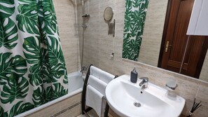 Habitación doble superior | Baño | Secador de pelo, toallas, jabón y champú