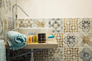 Une salle de bain équipée d’un lavabo, d’une serviette et d’articles de toilette.