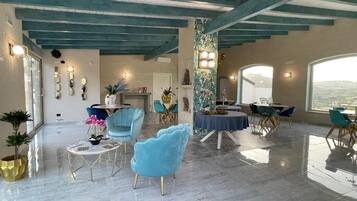 Room, 1 Bedroom, Balcony, Garden View | Interior