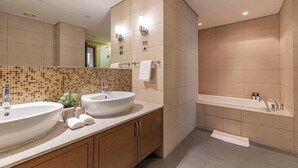 Unclassified image, 5 of 20, button - Palm Jumeirah - 2br - New Furnished - Next To Mall (Dubai)