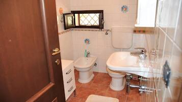 Villa, 3 Bedrooms, Smoking, Balcony | Bathroom