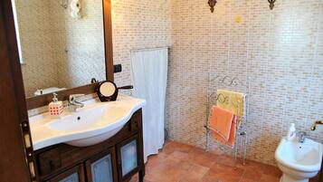 Villa, 3 Bedrooms, Smoking, Balcony | Bathroom