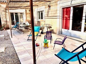 Outdoor dining - La Maison Noz, bastide with swimming pool, ideal for friends and families (Besse-sur-Issole)