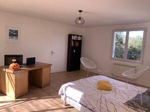 6 bedrooms, desk, travel cot, WiFi - La Maison Noz, bastide with swimming pool, ideal for friends and families (Besse-sur-Issole)