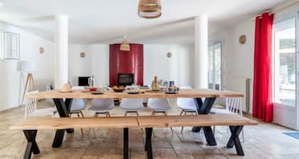 La Maison Noz, bastide with swimming pool, ideal for friends and families