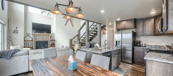 Beautiful views from a modern ski lodge within 1/2 mile of Terry Peak - Hot Tub
