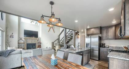 Beautiful views from a modern ski lodge within 1/2 mile of Terry Peak - Hot Tub