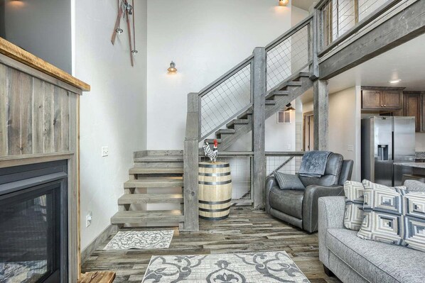 Smart-tv, een open haard en tafelvoetbal