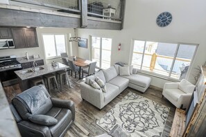 Smart TV, fireplace, table football - Beautiful views from a modern ski lodge within 1/2 mile of Terry Peak - Hot Tub (Lead)