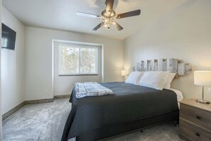 4 bedrooms, travel cot, free WiFi, bed sheets - Beautiful views from a modern ski lodge within 1/2 mile of Terry Peak - Hot Tub (Lead)