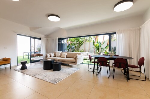 O&O Group – Beachside Villa w/ Private Jacuzzi