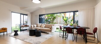 O&O Group – Beachside Villa w/ Private Jacuzzi