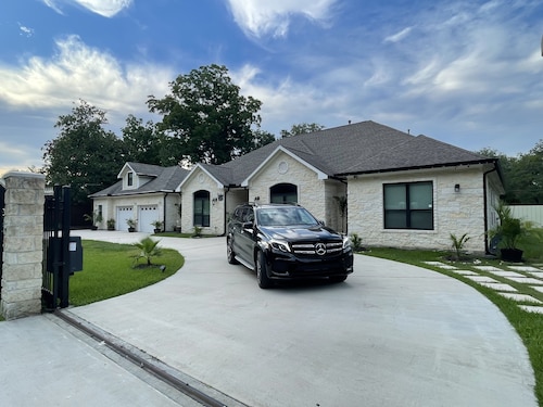 IAH SPHERIC Mini-mansion 
