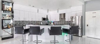 IAH SPHERIC Mini-mansion 