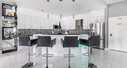 IAH SPHERIC Mini-mansion