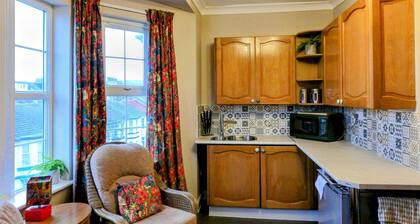 3 bedroom apartment with lounge and kitchen area, 1 minute from beach