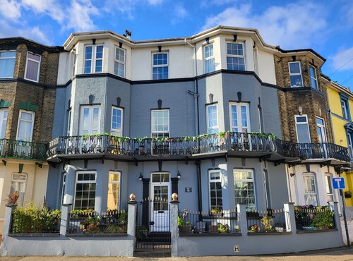 3 bedroom apartment with lounge and kitchen area, 1 minute from beach