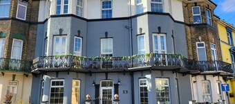 3 bedroom apartment with lounge and kitchen area, 1 minute from beach