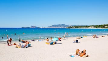 Plage à proximité, chaises longues