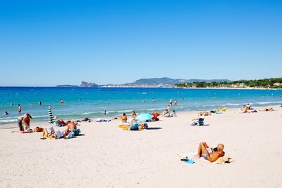 PARADIS EN PROVENCE LAST-MINUTE DEAL September 12–19 / pool / air conditioning / peaceful setting