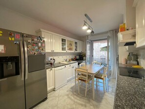 Fridge, microwave, oven, stovetop - large apartment with sea view and air conditioning ideally located (L'Île-Rousse)