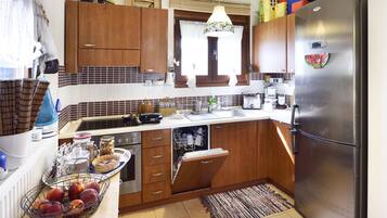 Fridge, oven, stovetop, dishwasher