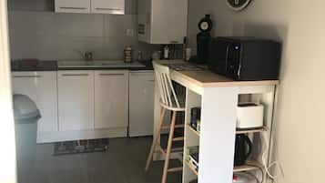 Kylskåp, mikrovågsugn, spishäll och kaffe- och tebryggare
