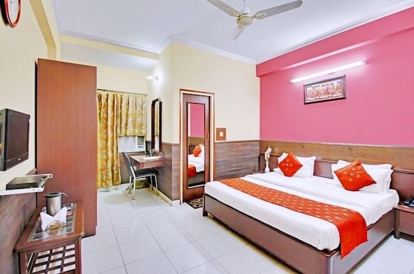 Deluxe Double Room | Desk, laptop workspace, free WiFi