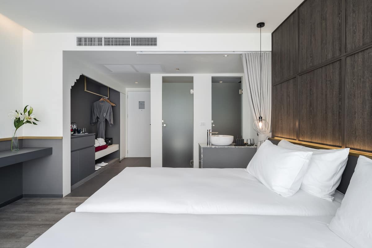 Deluxe dubbelrum eller tvåbäddsrum | 1 sovrum, memory foam-madrasser, minibar och arbetsyta för laptop