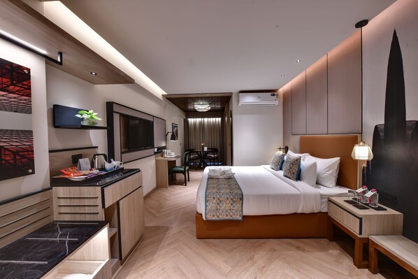 Kamar Premium, 1 Tempat Tidur King | Brankas, meja kerja, ruang kerja ramah laptop, dan setrika/meja setrika