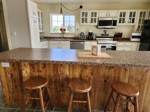 Jääkaappi, mikroaaltouuni, uuni, liesi