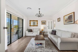 TV, DVD-spiller og bøker