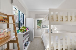 5 habitaciones, tabla de planchar con plancha, wifi y ropa de cama