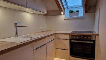 Fridge, oven, stovetop, coffee/tea maker