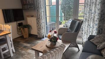 TV, DVD player, books, stereo