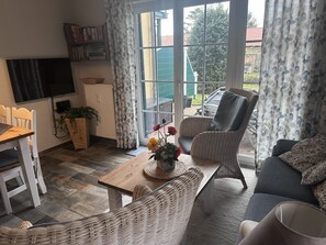 Fernseher, DVD-Player, Bücher, Stereoanlage