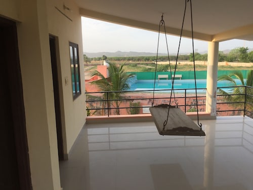 Adorable 2-bedroom space with pool