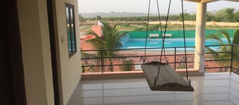 Adorable 2-bedroom space with pool