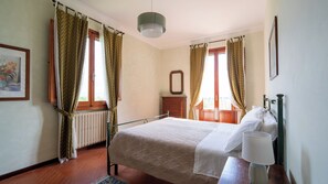 6 chambres, coffre-fort, fer et planche à repasser