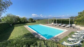 Piscina all'aperto, lettini