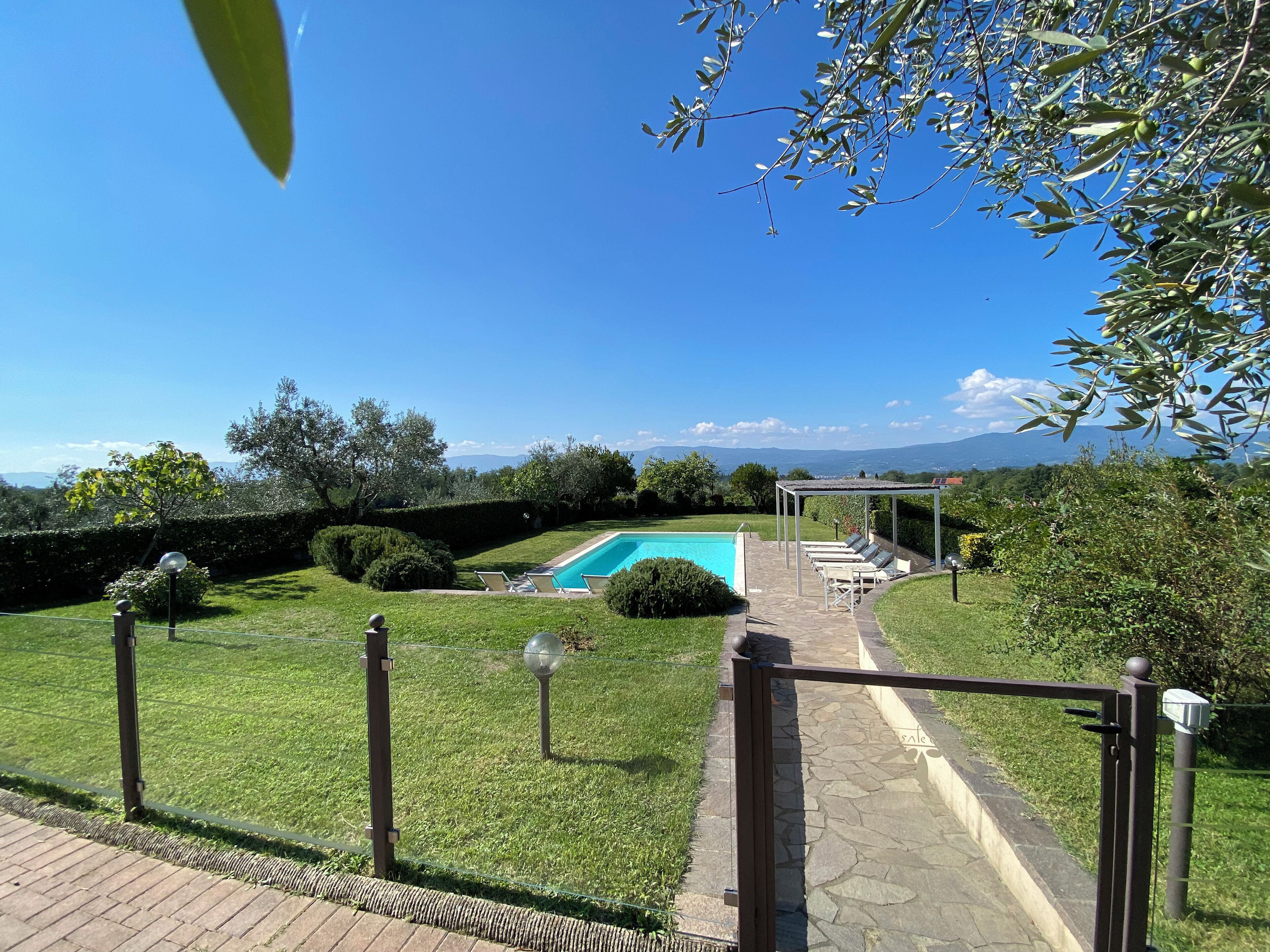 Piscina all'aperto, lettini