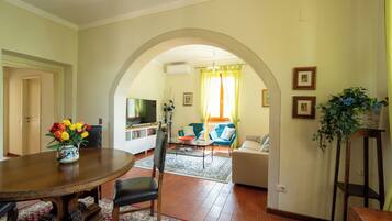 Smart TV, caminetto, tavolo da calcetto, tavolo da ping pong