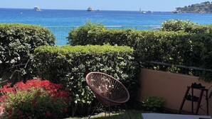 A patio with a view of the sea, a chair, and a ladder. - LE PAMELA facing the sea, exceptional view, private garden, private parking (Menton)