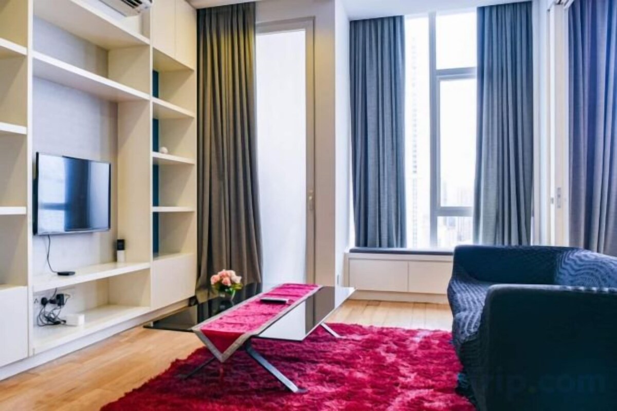 En 55-centimeters LCD-TV med kabel-kanaler samt TV og peis