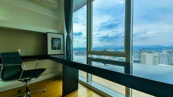 Luxury Suite | 2 bedrooms, in-room safe, desk, laptop workspace