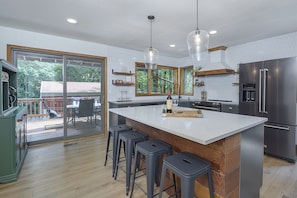 Fridge, microwave, oven, stovetop - Indoor Pickleball - Pet Friendly, 2 Acres, HotTub! (Brightwood)