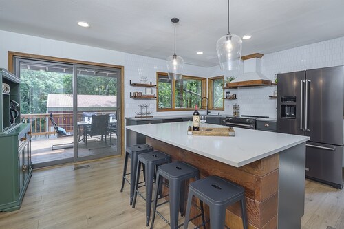 Indoor Pickleball - Pet Friendly, 2 Acres, HotTub!