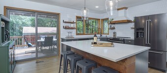 Indoor Pickleball - Pet Friendly, 2 Acres, HotTub!