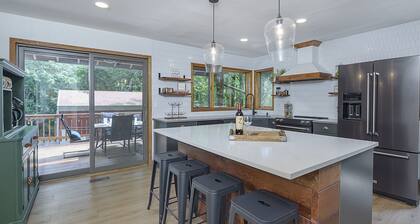 Indoor Pickleball - Pet Friendly, 2 Acres, HotTub!