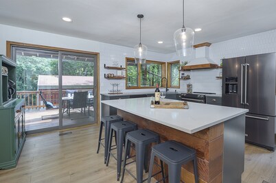 Indoor Pickleball - Pet Friendly, 2 Acres, HotTub!